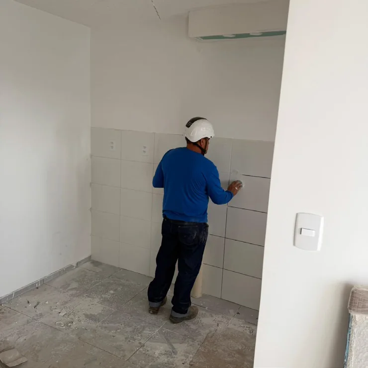 Profissional executando acabamento pós-obra